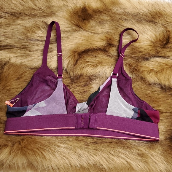 Stance Geometric Twist Triangle Mesh Bralette - Picture 4 of 5